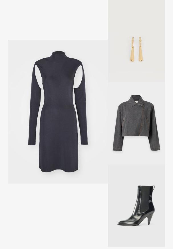 Beskaaret gråt denimjakke med spids krave, asymmetrisk lynlåslukning og to sidelommer med lynlåsdetaljer.; Marineblå ribbet kjole med høj krave, lange ærmer og skulderudskæringer. Tætsiddende design med lige kant. Glat tekstur.; Sort, blanklæder ankelstøvle med spids tå, elastisk sidepanel, pull-tab bagpå og en mid-højde konisk hæl.; Øreringe i guldfarvet metal med glatte, aflangt dråbeformede vedhæng, der hænger fra små creol-låse på en hvid baggrund.