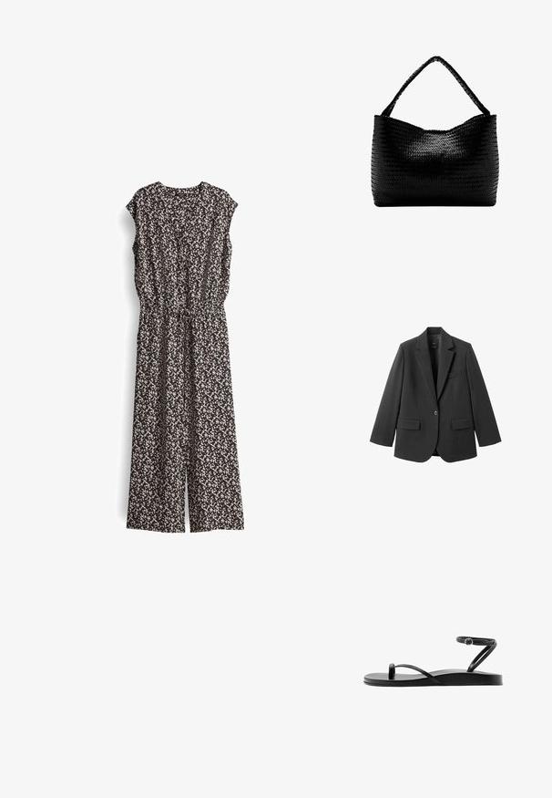 Schwarzer Blazer aus glattem Stoff mit Reverskragen, Ein-Knopf-Verschluss und zwei Vorderentaschen. Einfaches, maßgeschneidertes Design.; Schwarzer und cremefarbener gemusterter Jumpsuit mit kurzen Ärmeln, V-Ausschnitt und elastischem Bund. Der Stoff wirkt leicht und hat ein fließendes Design.; Schwarze flache Sandale mit dünnen Riemen, Zehenschlaufe und Knöchelriemen mit kleiner runder Schnalle, im Seitenprofil dargestellt.; Schwarze gewebte Handtasche mit einem geflochtenen Griff, rechteckiger Form und glänzend strukturierter Oberfläche.