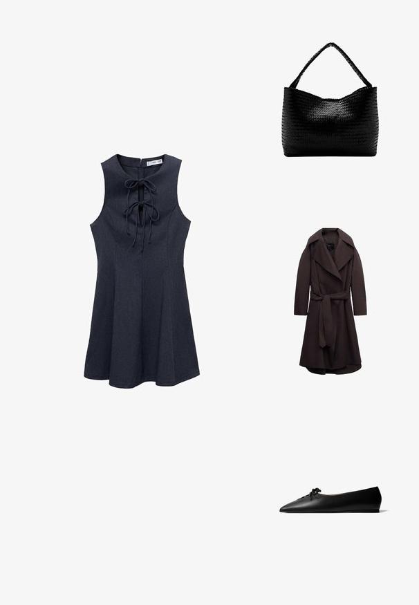 Mørkebrun lang trenchcoat med brede revers og et matchende stofbælte bundet i taljen, vist på hvid baggrund.; Marineblå denim kjole uden ærmer med tætsiddende overdel og udvidet nederdel. Har snøringsfront og lynlås i ryggen. Glat tekstur.; Sort læder fladskos med spids tå, en lille sløjfe på toppen og lav kilehæl, vist i profil mod hvid baggrund.; Sort vævet håndtaske med et enkelt flettet håndtag, rektangulær form og glansfuld tekstureret overflade.