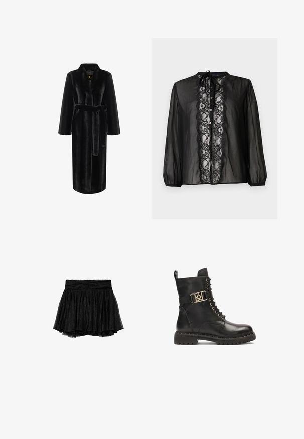 Sort faux fur morgenkåbe med lange ærmer, taljebælte og sjal krave. Har en glat tekstur og knælangt design.; Sort gennemsigtig bluse med en blondepanel ned foran, rund halsudskæring med bindebånd og lange ærmer med elastiske manchetter. Knapper langs fronten.; Sort blonde nederdel med plisseret design, der har en tætsiddende linning og lagdelt tyl under for ekstra volumen og tekstur.; Sort læder ankelstøvle med snørebånd foran, guldtonet spænde som accent, struktureret overflade og kraftig gummisål med mønster.
