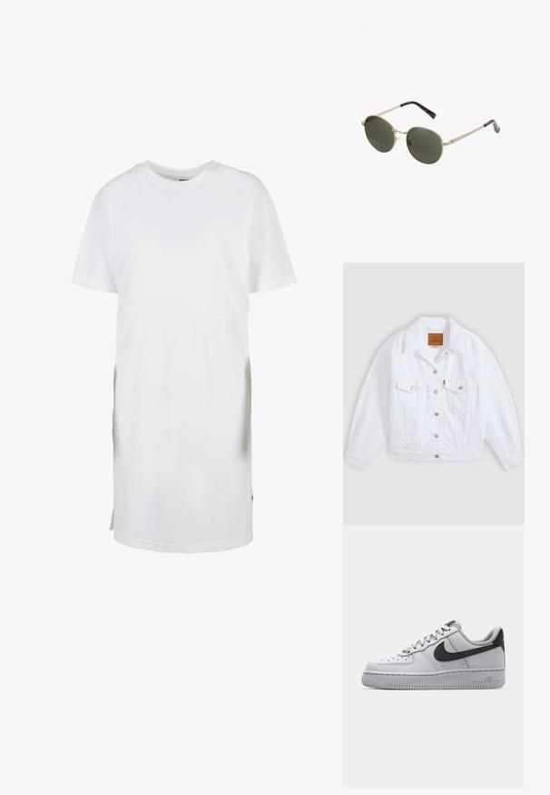 Veste en denim blanc avec fermeture par boutons, deux poches poitrine à boutons sur le devant, poches latérales et un patch en cuir marron à l'intérieur du col.; Robe t-shirt blanche à manches courtes, en coton, avec une coupe décontractée, un col rond et des fentes latérales à l'ourlet pour faciliter les mouvements.; Sneaker en cuir blanc avec accents gris, bout rond, surface texturée, col rembourré et logo swoosh noir contrastant. Semelle avec coussin d'air.; Lunettes de soleil rondes avec des montures en métal doré et des verres vert foncé. Les branches présentent un design écaille de tortue pour un détail supplémentaire.