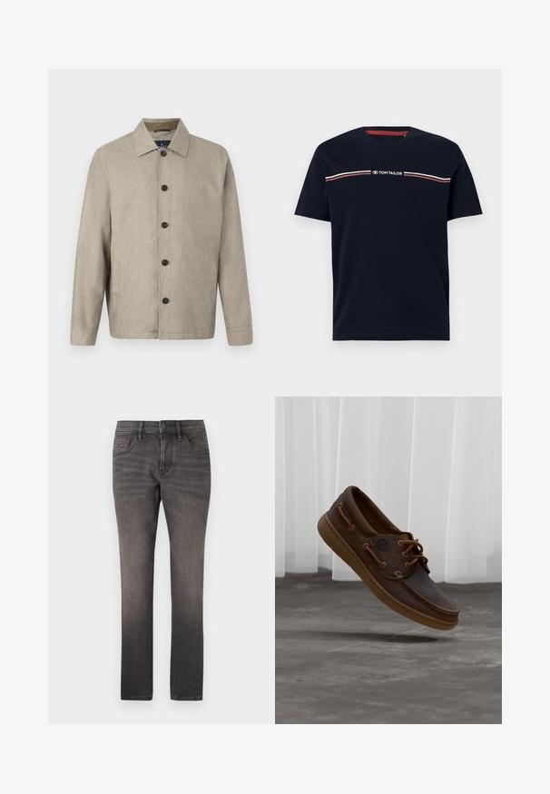 Lys beige jakke med skjortehalset, frontlukning med knapper, to sidelommer og en strømlinet, let løs pasform. Blød tekstur.; Marineblå bomulds-t-shirt med korte ærmer og rund halsudskæring, med en hvid og rød horisontal stribedetalje og "TOM TAILOR" logo.; TOM TAILOR JOSH - Jeans Straight Leg - used dark stone black denim; Brun læder bådsko med snørebånd, Timberland-logo på siden, svæver over gråt flisebelagt gulv foran hvide lodrette persienner.