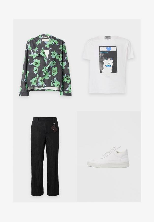 Chaqueta floral con fondo negro, grandes flores verdes y azules, cuello con solapa y bolsillos frontales. Fabricada en tejido texturizado.; Camiseta blanca de algodón con un estampado gráfico de una cara con cabello rizado negro, labios azules y un corazón azul, que incluye elementos de texto.; Pantalones negros de pierna ancha, texturizados, con un acabado suave y costuras visibles; incluye una etiqueta unida por un lazo de metal plateado.; Zapatilla blanca de cuero con punta redondeada, suela plana y cierre de cordones. Presenta detalles de costuras y un cuello acolchado para mayor comodidad.