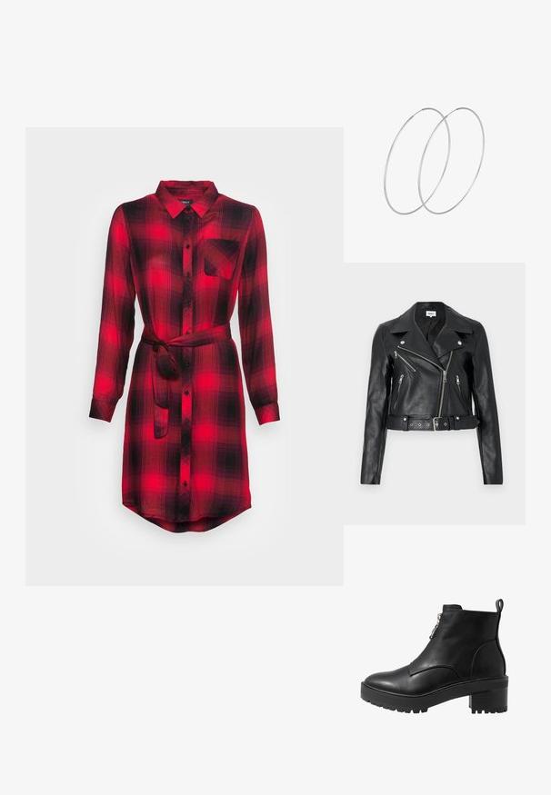 Schwarze, kurz geschnittene Bikerjacke aus Leder mit silbernen Reißverschlüssen, breiten Revers und tailliertem Gürtel. Strukturierte Oberfläche mit vier Reißverschlusstaschen.; Rot-schwarzes Karokleid, mit Knopfverschluss vorne, langen Ärmeln, einer Brusttasche, tailliertem Design, leichtem Stoff und geschwungenem Saum.; Schwarze Leder-Ankle-Boots mit einem seitlichen Reißverschluss, robustem schwarzen Absatz und strukturiertem Sohlen für besseren Halt. Glatte Oberfläche mit minimalen Akzenten.; Silberne Creolen mit minimalistischem Design. Rundform, glatte Oberfläche und dünnes Profil. Leichtgewichtig mit hochglänzender Oberfläche.