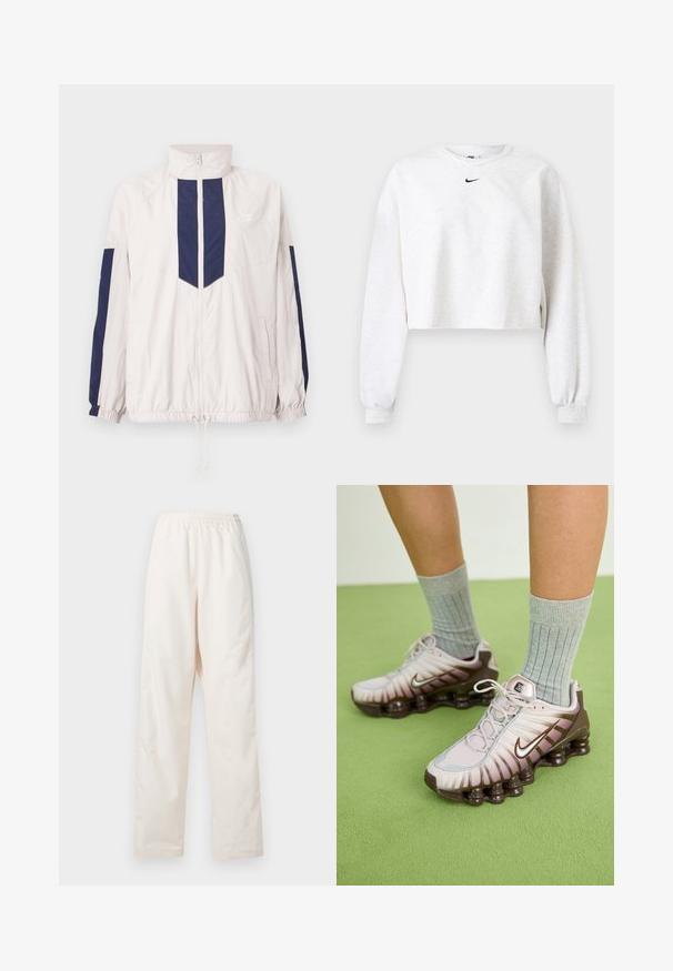 Letvægts Nike vindjakke i hvid og navy, med høj krave, lynlås lukning, elastiske manchetter og to sidelommer.; Kroppet sweatshirt i lysegrå, lavet af blødt stof. Har rund hals, lange ærmer med elastiske manchetter og et sort Nike-logo over brystet.; Løse, cremefarvede bukser med elastisk talje og lige ben, vist mod en ensfarvet hvid baggrund.; Nike sneakers i lys pink og brun, med en tekstureret overdel, lagdelt design og en polstret sål med synlige luftenheder.