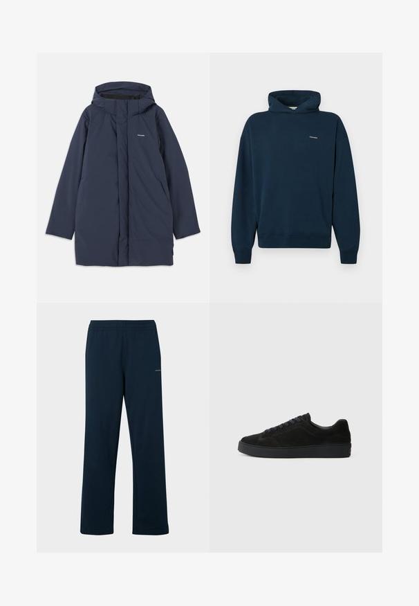 Marineblå vandtæt parka-jakke med hætte, der har en frontlynlås, to sidelommer og et minimalistisk brandlogo på brystet.; Marineblå hættetrøje lavet af blød bomuld med en løs pasform, der har en hætte med snøre og ribbet manchetter. Lille logo på brystet.; Marineblå joggingbukser lavet af blødt stof, med elastisk talje og afslappet pasform. Ingen synlige mønstre eller metaldele.; Sort semsket sneakers med en flad, tekstureret sål, rund tå, seks snørrehuller og et minimalistisk design.