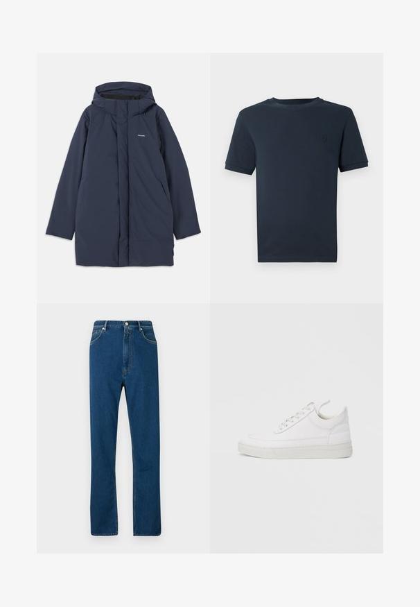 Marineblå vandtæt parka-jakke med hætte, der har en frontlynlås, to sidelommer og et minimalistisk brandlogo på brystet.; Mørkeblå bomulds t-shirt med korte ærmer, rund hals og et lille tekstureret logo på venstre brystområde. Glat stoffinish.; Blå denimjeans med høj talje, lige ben, fem lomme-design og kontrasterende orange syninger. Glat tekstur.; Hvid lædersneaker med rundet tå, flad sål og snørebånd foran. Har syningsdetaljer og polstret krave for komfort.