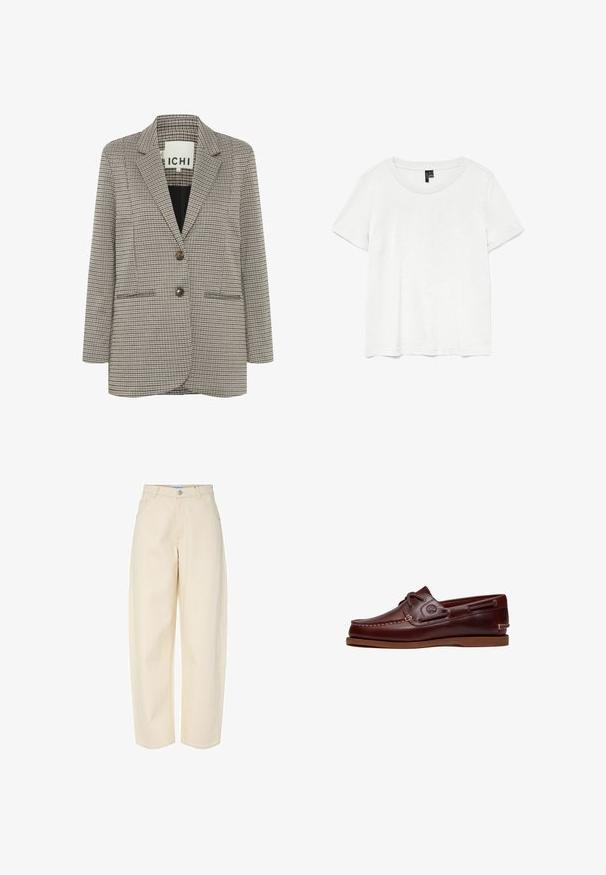 Karierter Blazer in Beige und Schwarz. Strukturiertes Design mit Reverskragen, zwei Fronttaschen und zwei braunen Knöpfen auf der Vorderseite.; Weißes T-Shirt mit kurzen Ärmeln und rundem Ausschnitt, hergestellt aus leichtem Stoff. Schlichtes Design, glatte Textur und gerader Saum.; Cremefarbene, hoch taillierte Hose mit weitem Bein, vorderen Taschen, Gürtelschlaufen und Knopfverschluss an der Taille.; Brauner Leder-Bootsschuh mit Schnürsenkeln, Nahtdetails und Timberland-Logo an der Seite, auf weißem Hintergrund gezeigt.
