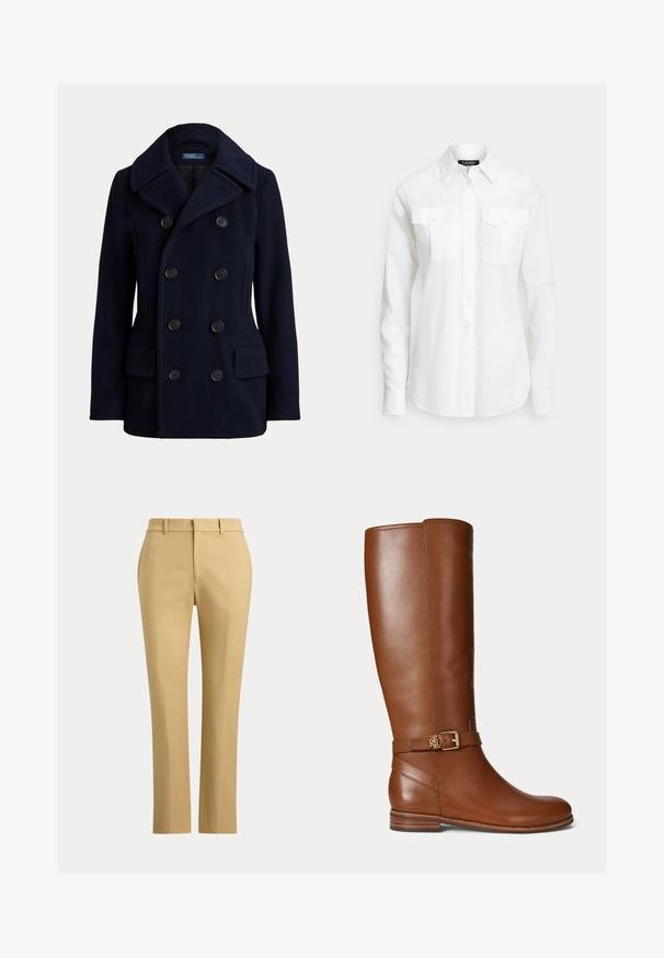 Navyblå dobbeltradet pea coat med bred krave, seks sorte knapper og to forlommer med klap.; Hvid skjorte med knapper i tekstureret stof, med en spids krave, lange ærmer og to brystlommer med klaplukning.; Beige bukser med lige ben, bæltestropper, foran lynlås og skræddersyede folder på en ensfarvet lys baggrund.; Brun læder knæhøj støvle med en lille guldbøjle og "RL" logo på remmen nær anklen, flad hæl og glat finish.