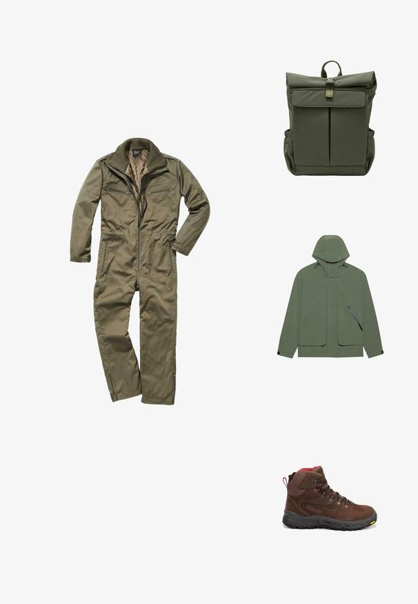 Groene waterdichte jas met een capuchon, voorzien van grote voorzakken, een ritszak aan de zijkant en verstelbare trekkoorden. Glad textuur.; Olijfgroene jumpsuit gemaakt van duurzaam weefsel, met een ritssluiting aan de voorkant, geribde kraag en meerdere met rits afsluitbare zakken op de borst en zijkanten.; Bruine mid-cut wandelschoen met rode accenten, metalen oogjes, een gevoerde kraag, zwarte robuuste zool en Vibram-logo aan de voorrand.; Olivengroene rolltoprugzak met voorvak met klep, metalen gespsluiting, zijvakken en gevlochten bovenhandvat.