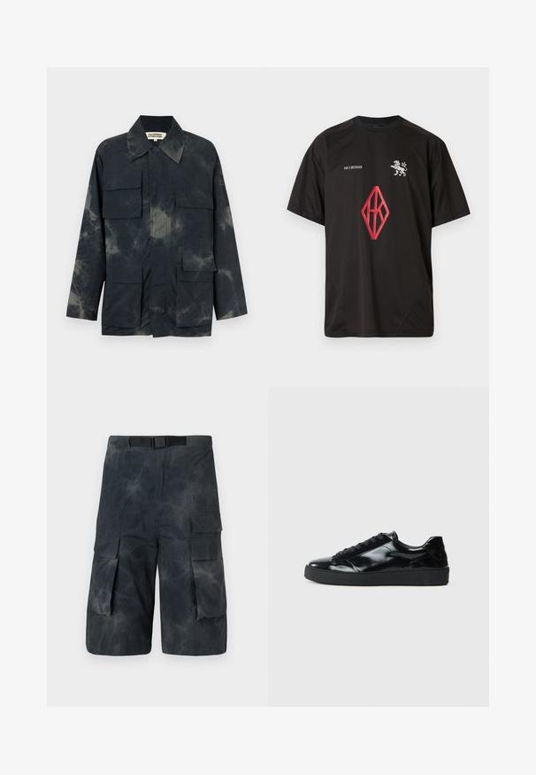 Veste sombre avec de grandes poches à rabat sur la poitrine et les hanches, motif subtil tie-dye, large col et une étiquette à l'intérieur du col.; T-shirt noir à manches courtes en tissu léger, avec un emblème de lion et un logo en forme de losange rouge sur le devant.; Shorts cargo gris foncé avec poches latérales et ceinture noire intégrée, présentant une texture légèrement froissée.; Baskets en cuir verni noir avec un bout arrondi, un laçage, une semelle en caoutchouc texturé et une finition lisse.