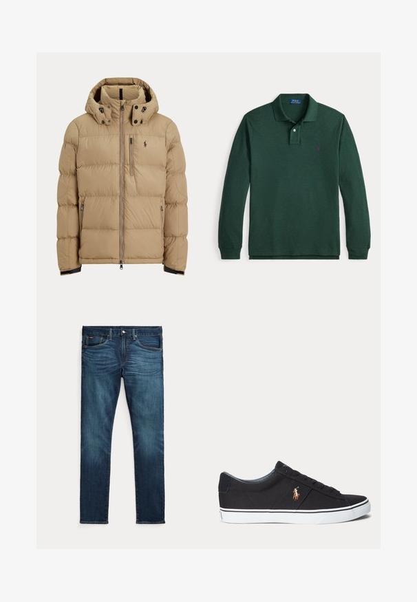 Beige polstret vinterjakke med hætte, fuld lynlås foran, to sidelommer med lynlås og logo på venstre bryst.; Langærmet polo shirt i mørkegrøn. Fremstillet af blødt bomuldsstof, med klassisk krave, to-knap lukning og lilla logo broderi.; Mørkeblå slim-fit jeans med frontknap og lynlås, fem lommer og subtil falmen på forreste lår og knæ.; Sort lavtopet sneaker med hvid gummisål og broderet brunt hestelogo på siden.