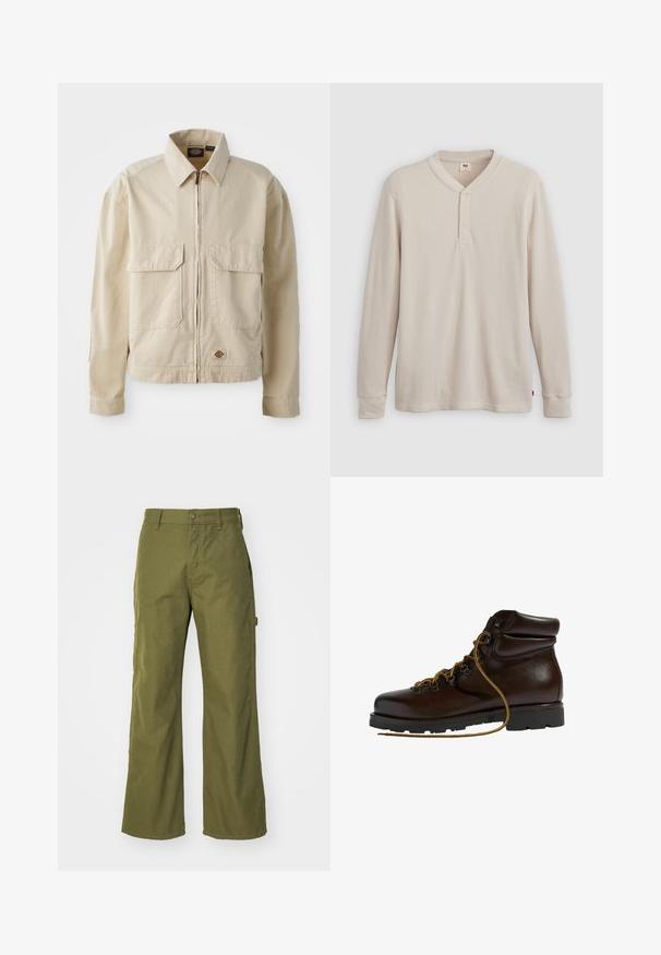 Beige, lichtgewicht jack met een rits aan de voorkant, twee borstzakken en een klein logo aan de onderrand. Gemaakt van duurzaam katoen.; Lange mouwen henley-shirt in lichtbeige ribbelstof, met een V-hals, een drieknoopsluiting en manchetten. Rode logo-label aan de onderkant.; Olijfgroene wijde broek van duurzaam materiaal, met een knoopsluiting, zijzakken en een rechte zoom.; Bruine leren wandelschoen met een ronde neus, gestructureerd oppervlak, gele veters en metalen oogjes. Heeft een robuuste zwarte rubberen zool.