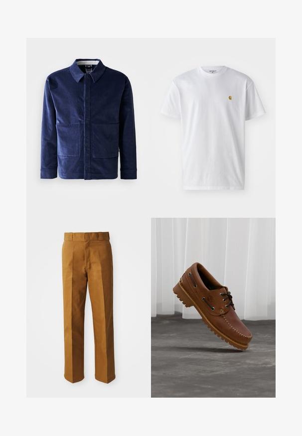 Donkerblauwe corduroy jas met een knoopsluiting aan de voorkant, een puntige kraag en twee grote voorzakken. Glad oppervlak en getailleerde pasvorm.; Witte katoenen t-shirt met korte mouwen en ronde hals, voorzien van een klein gouden logo op de linkerkant van de borst. Zachte textuur en een normale pasvorm.; Bruine, op maat gemaakte broeken met een gladde textuur, voorzien van een recht model, plooien aan de voorkant en een standaard tailleband.; Bruine leren bootschoen met zwarte veters, beige stiksel en een robuuste zool, zwevend boven een grijze betonnen vloer.
