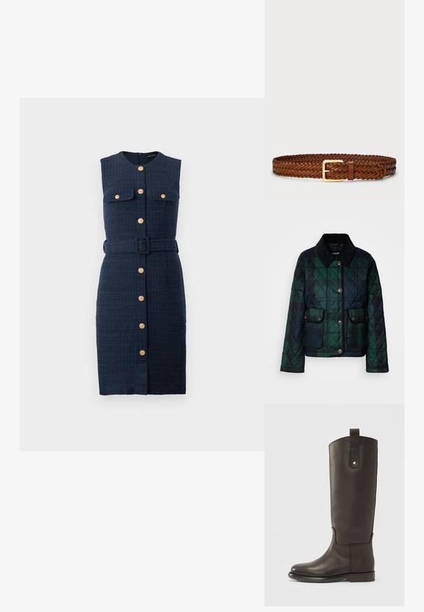 Gepolsterte Jacke in dunklen Grüntönen, mit Kragen, Knopfleiste und zwei Fronttaschen mit Druckknöpfen.; Ärmelloses marineblaues strukturiertes Kleid mit goldenen Knöpfen vorne, zwei Brusttaschen und einem passenden Gürtel in der Taille.; Hohe, dunkelbraune Lederstiefel mit glatter Oberfläche, abgerundeter Spitze und einem kontrastierenden braunen Akzent. Mit einem seitlichen Riemen und einem Metallschnappverschluss.; Geflochtenem braunes Leder-Gürtel mit einer rechteckigen goldfarbenen Schnalle und einer strukturierten Oberfläche, die auf der gesamten Länge mit ausgeklügelten Zöpfen verziert ist.