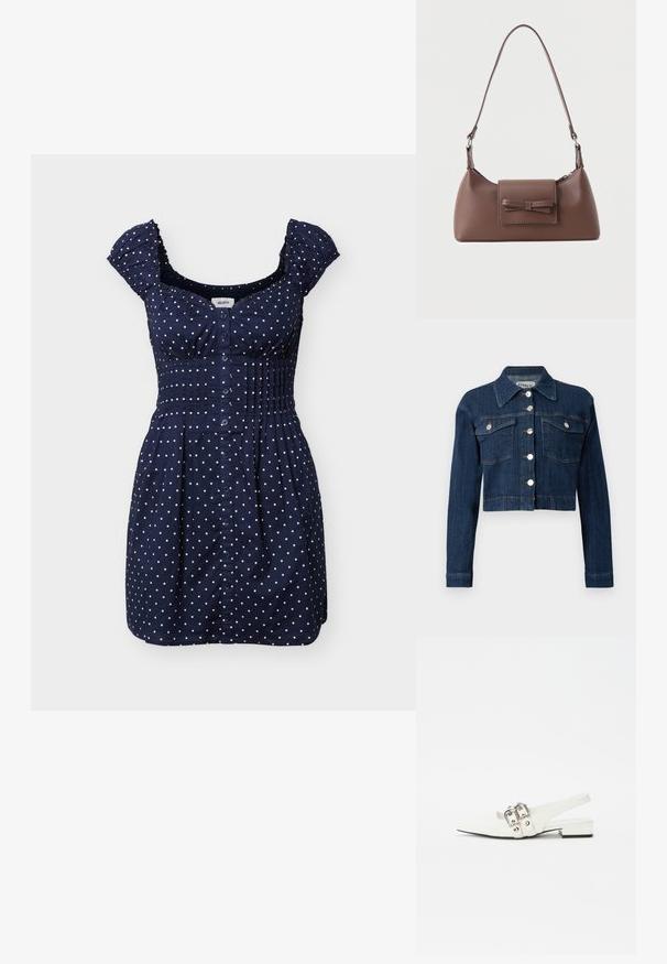 Mørk denim cropped jakke med spids krave, sølvknapper og to brystlommer med klapper. Glat tekstur med subtile syninger.; Marineblå kort kjole med hvide prikker, knapper foran, rynket talje og flæseærmer.; Hvide læder slingback sko med spids tå, sølv spænde detaljer og en lav blokhæl. Glat tekstur med minimal dekoration.; Brun skuldertaske i læder med en frontlomme med klap, der har en sydd sløjfedetalje, og en justerbar rem.