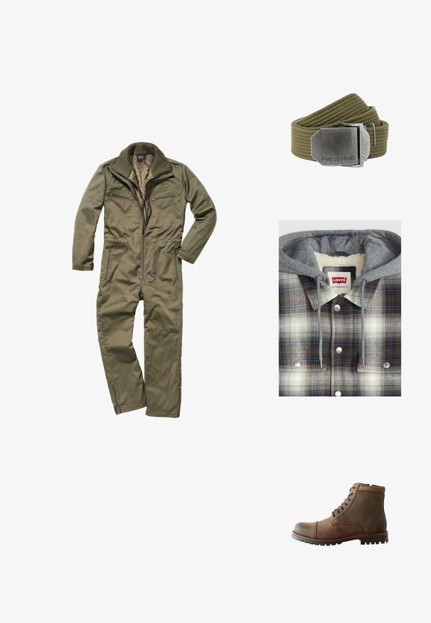 Karierte Shirtjacke mit grauem Hoodie; Flanellstruktur in braunen, weißen und blauen Karos; silberne Hardware; Innenfutter aus Fleece.; Olivgrüner Overall aus strapazierfähigem Material, mit Reißverschluss vorne, geripptem Kragen und mehreren mit Reißverschluss versehenen Taschen auf der Brust und an den Seiten.; Braune Lederknöchelstiefel mit abgerundeter Spitze, gepolstertem Kragen, Schnürung mit sechs Ösen und strukturiertem Gummisohle. Genähte Akzente an den Seiten.; Olivgrüner gewebter Stoffgürtel mit einer großen rechteckigen gebürsteten Metallschnalle, auf der "PME LEGEND" eingraviert ist.