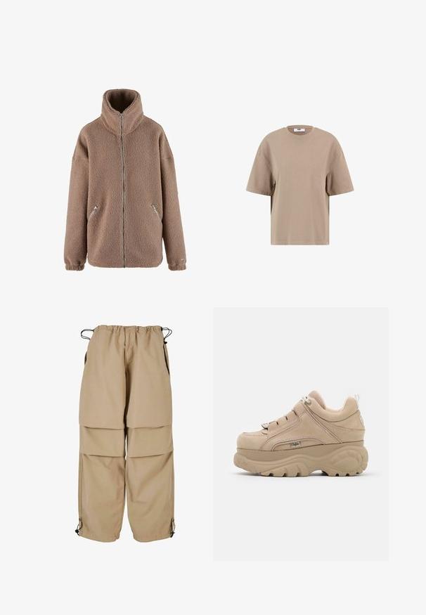 aim’n® Fleecejakke - dark clay; Kortærmet t-shirt i blød beige bomuld, med rund halsudskæring, afslappet pasform og minimalistisk design uden mønstre.; Beige cargo bukser med elastisk talje, lagdelt design og sidelommer. Har justerbare manchetter med toggles for en tilpasset pasform.; Beige ruskinds sneakers med en tykk, tekstureret sål og polstret krave. Har runde snørebånd og branding på siden.