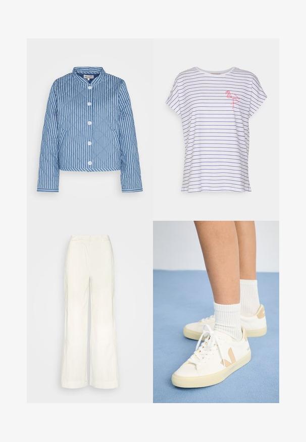 Chaqueta acolchada a rayas en azul y blanco con cuello redondo, cierre frontal de cinco botones y puños que presentan un patrón contrastante.; Camiseta blanca con rayas horizontales azules, de manga corta, un corte relajado y un bordado de flamenco rosa en el lado izquierdo del pecho.; Sofie Schnoor TROUSERS - Pantalones - cream; Zapatillas blancas con detalles en marrón, punta redonda y cordones blancos. Llevadas con calcetines blancos de canalé, sobre un fondo azul claro.