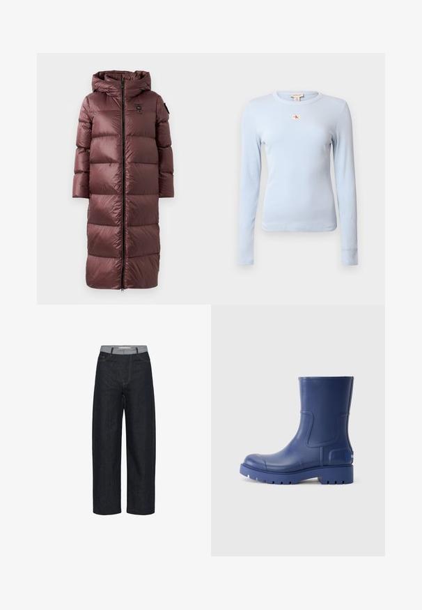 Lang, polstret frakke i dyb marsala. Har hætte, frontlynlås og bred horisontal quiltning. Glat, blank tekstur med diskret brandingdetalje.; Lyseblå langærmet T-shirt lavet af ribstrikket stof. Har rund halsudskæring og et lille rødt CK-logo på brystet.; Mørkeblå jeans med vide ben og lysegrå taljebånd samt forlommer, vist mod en hvid baggrund.; Blå gummistøvler til anklerne med rund tå og struktureret sål, der har hævede sidesømme og en logoaccent på hælen.