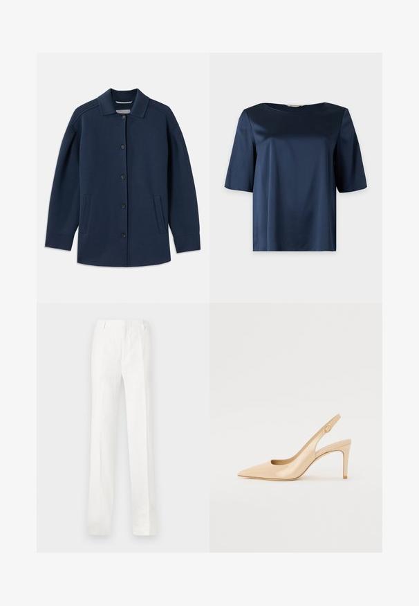Marineblauwe jas met een kraag, knopen aan de voorkant, zijzakken en een ontspannen pasvorm met brede mouwen. Gemaakt van zachte stof.; Marineblauwe satijnen blouse met korte mouwen, een ronde halslijn en een losse pasvorm, getoond tegen een effen achtergrond.; Witte, rechte broek gemaakt van een lichtgewicht stof. Kenmerkt zich door een platte voorkant, riemlussen en geen zichtbare patronen of versieringen.; Nude gepatineerd leren slingbackhak met een spitse neus, open vamp en een dunne stilettohak. Bevat een ronde gouden accent op de band.