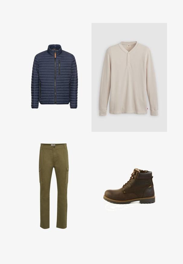 Marineblauw gewatteerde pufferjack met opstaande kraag, voorzakken met rits en een ritssluiting. Gelaagd oppervlak met horizontale stiksel-details.; Lange mouwen henley-shirt in lichtbeige ribbelstof, met een V-hals, een drieknoopsluiting en manchetten. Rode logo-label aan de onderkant.; Groene cargobroek met een rechte pasvorm, voorzien van twee zijzakken, een knoopsluiting en gestikte details op het oppervlakte van de stof.; Bruine leren veterlaars met gewatteerde kraag, fleece voering en stevige profielzool, ontworpen voor buiten- of wintergebruik.