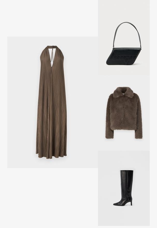 Bruine nep-bont cropped jas met een zachte, gestructureerde afwerking, voorzien van een kraag en lange mouwen, ontworpen met een moderne silhouet.; Mouwloze bruine maxi-jurk met plissé, halternek, diepe V-hals en striksluiting bij de nek.; Zwarte kniehoge laarzen gemaakt van glad leer, met een puntige neus en een slanke hak, een nauwsluitende schacht en een minimalistisch ontwerp.; Zwarte leren schoudertas met een driehoekige vorm, geperst logo en een enkele verstelbare riem. Minimalistisch ontwerp met een gladde textuur.