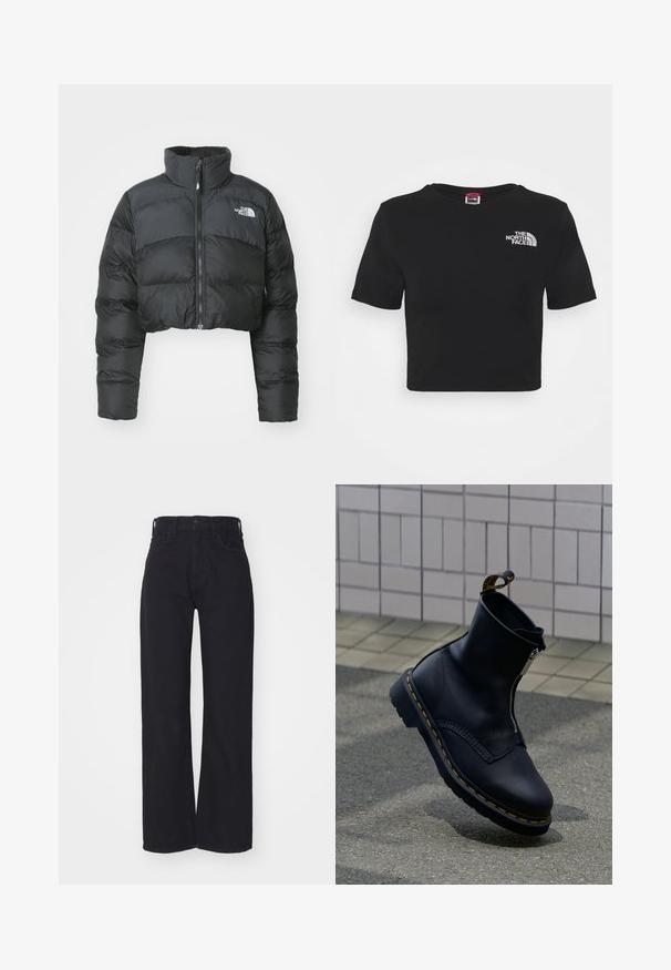 Afklippet sort pufferjakke med høj krave og frontlynlås. Har vandrette quiltede paneler og et lille logo på brystet.; Sort cropped t-shirt lavet af bomuld, med rund halsudskæring og korte ærmer. Brandlogoet er broderet i hvidt på brystet.; Sorte højtaljede bredbenede jeans med frontknap og lynlås, bæltestropper og to forlommer på hvid baggrund.; Sort læderankelstøvle med lynlås i siden, tekstureret overflade, gule syninger som accent og en gummisål.