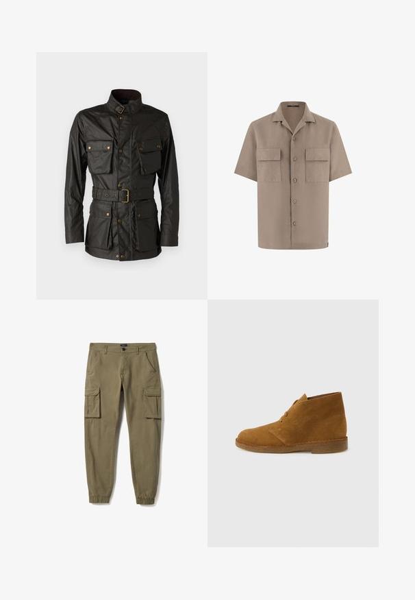 Donkergroene gewaxte katoenen jas met een hoge kraag, vier voorkruiszakken, een ceintuur in de taille en accenten in goudkleurige hardware.; Beige overhemd met korte mouwen, knopen aan de voorkant, twee klepzakken voorop en een spreidkraag, tentoongesteld op een witte achtergrond.; Khaki cargobroek met klepzakken op beide dijen, elastische boorden, zijzakken, riemlussen en een voorzak met knoop- en ritssluiting.; Bruine suède enkellaars met twee oogjes en een crepézool op een effen lichtgrijze achtergrond.
