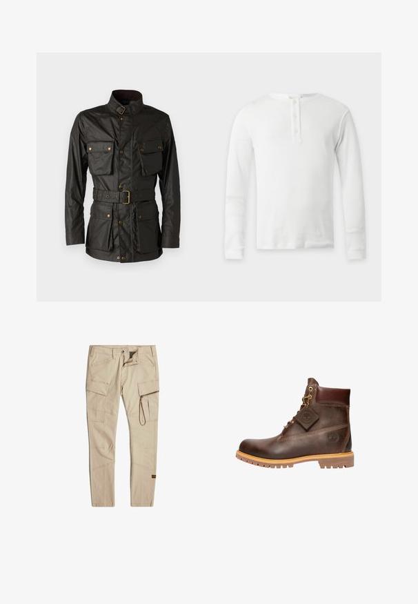 Donkergroene gewaxte katoenen jas met een hoge kraag, vier voorkruiszakken, een ceintuur in de taille en accenten in goudkleurige hardware.; Wit thermal shirt met lange mouwen, ronde hals en drieknopenbies, plat weergegeven op een lichte achtergrond.; Beige cargobroek van lichtgewicht stof, met meerdere zakken, een ritszak en versterkte naden. Rechtaf broekontwerp met een moderne pasvorm.; Bruine leren enkelboot met een ronde neus, stevige zool, hardware in goudkleur en een gestructureerde bovenkant. Inclusief een merklabel dat is bevestigd.