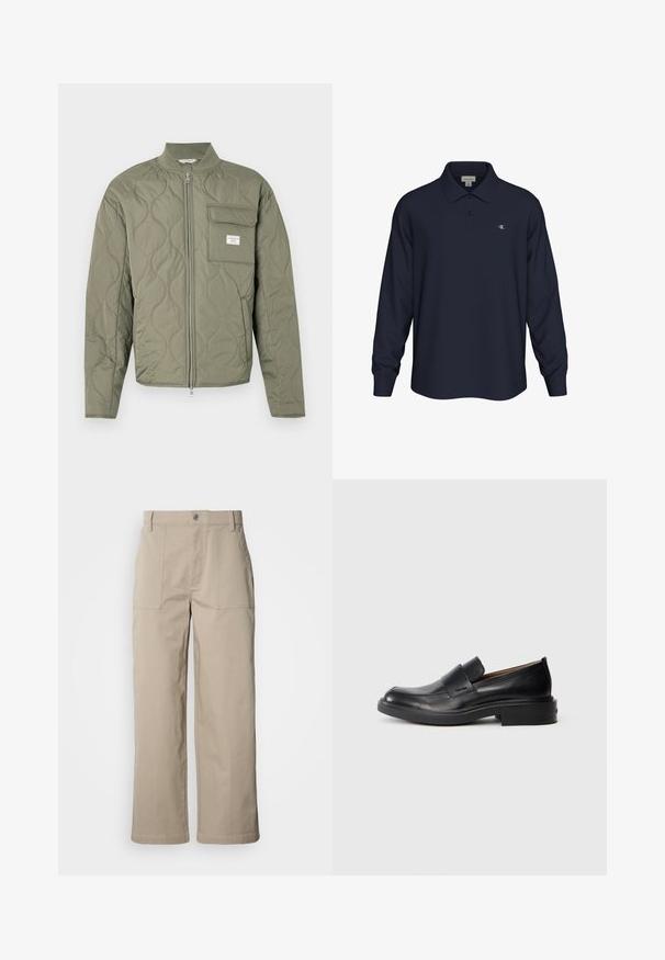 Steppjacke in olivgrün mit Reißverschluss, wellenförmiger Steppung, hohem Kragen und einer Klappentasche auf der linken Brust mit weißem Etikett.; Navyblaues Poloshirt mit langen Ärmeln, Kragen, Zwei-Knopf-Leiste, gerippten Bündchen und kleinem weißen "cK" Logo auf der linken Brust.; Beige Hosen mit weitem Bein aus Baumwolle; mit vorderen aufgesetzten Taschen, einem Knopfverschluss und sichtbaren Nähten entlang der Säume.; Schwarze Leder-Pantoletten mit niedrigem Absatz und dezentem Calvin Klein-Logo an der Seite, im Profil vor einem weißen Hintergrund dargestellt.