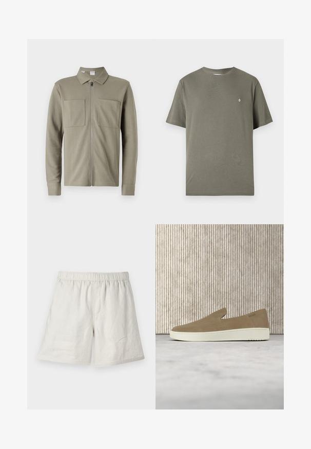 Olijfgroene ritsjack van gestructureerde stof, met een kraag en twee grote voorzakken. Lange mouwen met gestikte boorden.; Olijfgroene katoenen t-shirt met een ronde hals, korte mouwen en een klein wit logo op de borst. Eenvoudig, onversierd ontwerp.; Licht beige linnen shorts met een elastische tailleband, met een relaxed fit en minimale naden voor een eenvoudig, casual ontwerp.; Beige instapper met witte zool, zwevend in de lucht boven een licht tapijt met amberkleurig transparant meubilair op de achtergrond.