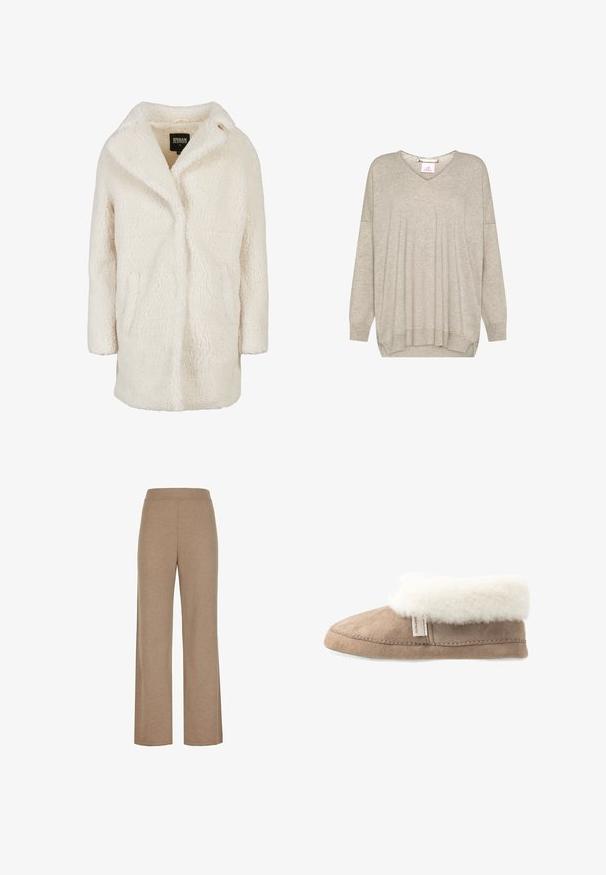 Crèmekleurige teddyjas met lange mouwen, reverskraag en zijzakken, gelabeld Urban Classics, maat XS.; Lichtbeige lange mouw gebreide trui met V-hals en geribde boorden en zoom, met een licht losse pasvorm en aflopende schoudernaden.; Beige gebreide wijde broek met elastische tailleband, met een gladde textuur en zonder zichtbare zakken of versieringen.; Tan suède slippers met een witte fluffy schacht, zachte textuur, rond neusdesign en een witte buitenzool. Heeft een zichtbare gestikte naad en label.
