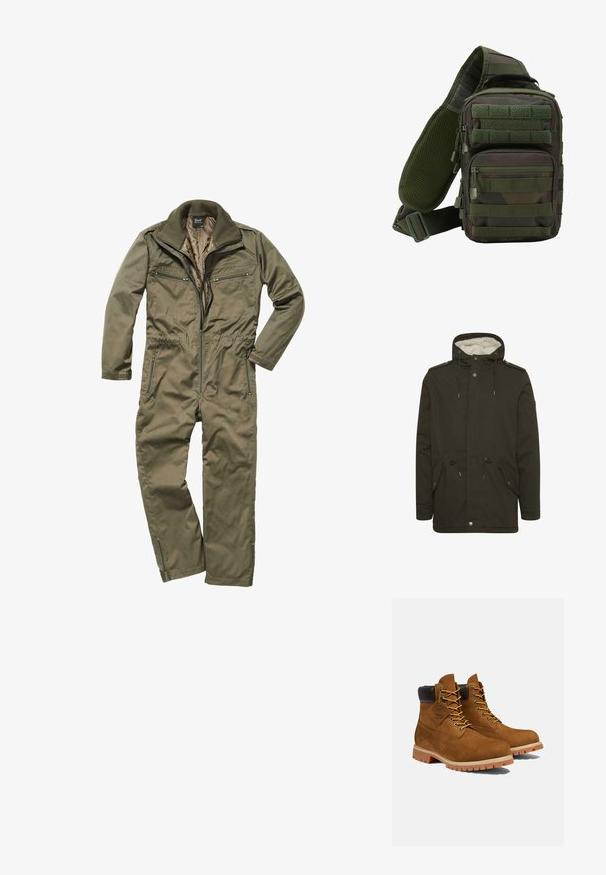 Mørkegrøn parka-jakke med en blød hvid foring, frontlommer, snøre i taljen og trykknaplukninger. Fremstillet af slidstærkt stof.; Oliven grønt jumpsuit lavet af holdbart stof, med lynlås foran, ribbet krave og flere lynlåslommer på brystet og siderne.; Brune ruskinds ankelstøvler med en polstret sort krave, gyldne snørehuller og en tyk gummisål med en mønster, der giver godt greb.; Grøn camouflage sling rygsæk med flere lynlåslommer, en justerbar rem og et netpanel på ryggen for ventilation.
