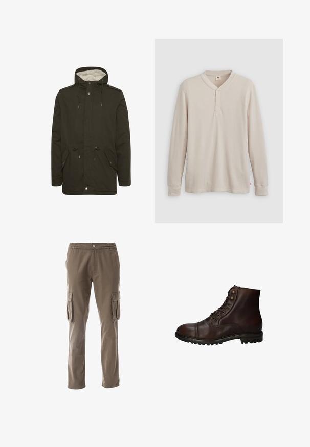 Mørkegrøn parka-jakke med en blød hvid foring, frontlommer, snøre i taljen og trykknaplukninger. Fremstillet af slidstærkt stof.; Langærmet henley-skjorte i lys beige ribbet stof, med V-hals, tre-knap placket og manchetter ved ærmerne. Rød logo-tags ved kanten.; Cargo bukser i en khaki tone, med elastisk talje, knaplukning og to sidelommer med klap. Fremstillet af slidstærkt stof.; Mørkebrun læder snørebånd ankelstøvle med robuste gummisål og metaløjer, set fra den ydre side.