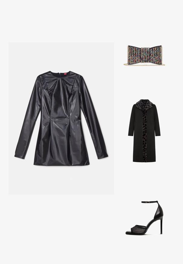 Zwarte lange jas met een lederen kraag en voorpaneel met luipaardprint, voorzien van zijzakken en een slanker, recht silhouet.; 032c TRAPEZE TOO TIGHT MINI DRESS - Cocktailjurk - black luster; Zwarte hoge hak sandaal met een band, met een bovenkant van gaas versierd met kleine rhinestones en een glanzende, elegante afwerking.; Kleine clutch in strikvorm met multicolor strasstenen en een gouden kettingriem tegen een witte achtergrond.