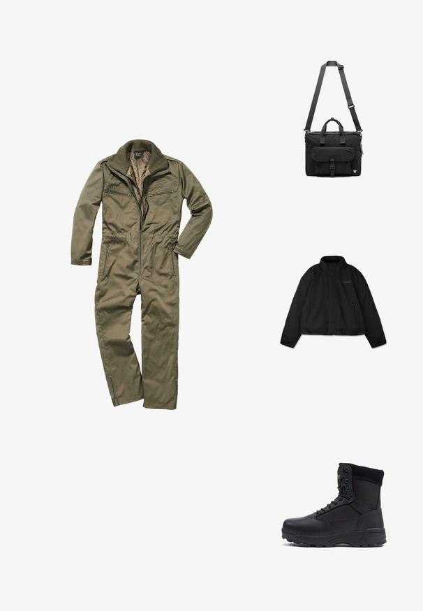 Schwarze Steppjacke mit hohem Kragen, seitlichen Reißverschlusstaschen und dezentem Logo auf der linken Brust, flach auf weißem Hintergrund dargestellt.; Olivgrüner Overall aus strapazierfähigem Material, mit Reißverschluss vorne, geripptem Kragen und mehreren mit Reißverschluss versehenen Taschen auf der Brust und an den Seiten.; Schwarzer taktischer Stiefel mit einem glatten Lederoberteil und Stoffpaneelen, hoher Knöchelgestaltung, schnürbarem vorderen Teil und robustem Gummisohle.; Schwarze Umhängetasche mit einem Hauptfach mit Reißverschluss, vorderer Klappenasche mit Schnalle, Stoffträgern und doppelten Traggriffen.