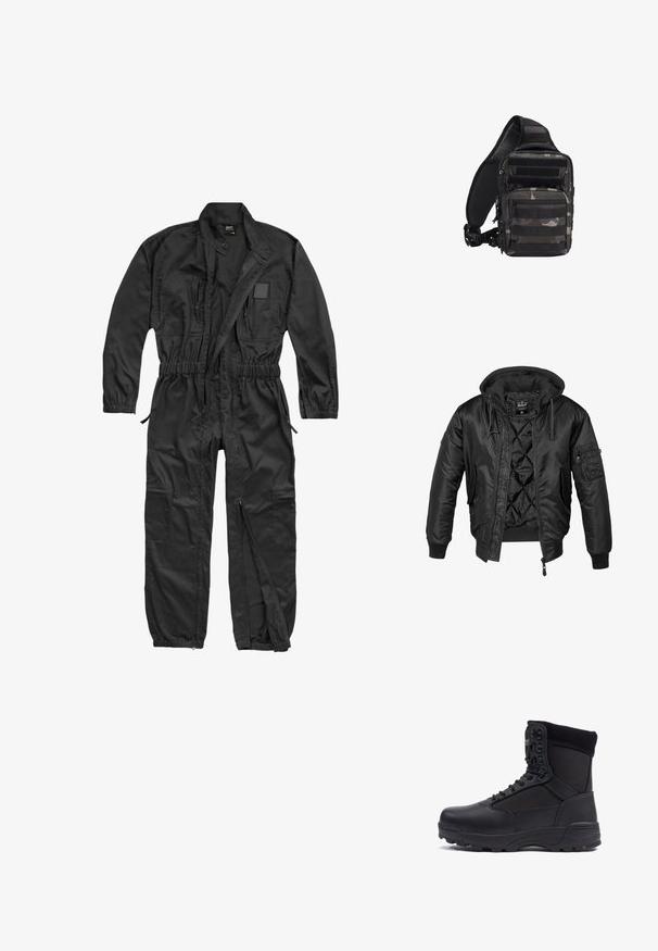 Sort bomberjakke med hætte, lavet af skinnende nylon, med quilted for, ribbede manchetter og en lynlåslomme på ærmet.; Brandit BRANDIT HERREN EINSATZKOMBI - Buksedragter - black; Sort taktisk støvle med en glat læderoverdel og stofpaneler, høj ankeldesign, snørebånd foran og slidstærk gummisål.; Kompakt sort og gråt kamouflagemønster taktisk skuldertaske med flere lynlåslommer og justerbar polstret skulderrem.