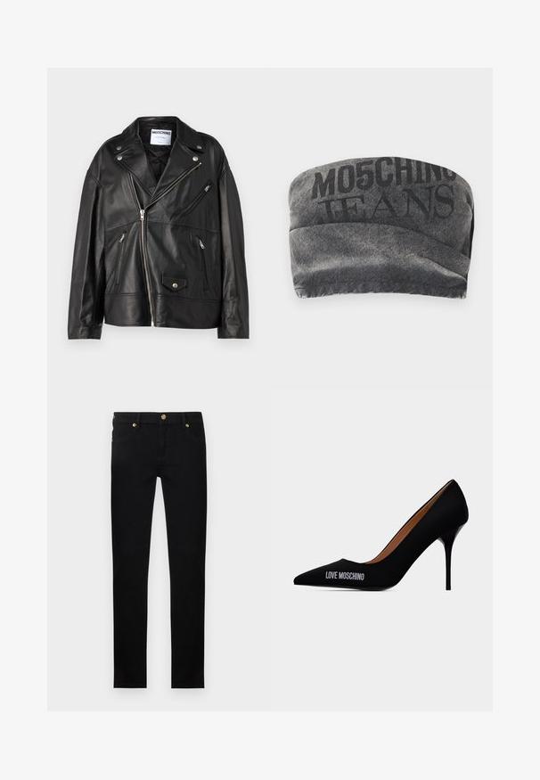Schwarze Leder-Motorradjacke mit Eingriffskragen, asymmetrischem Reißverschluss und mehreren Reißverschlusstaschen. Verziert mit silbernen Hardware-Details.; Schwarzes Denim-Bandeau mit strukturiertem Finish und dem Aufdruck "MO5CHING JEANS" in fetter Schrift. Verfügt über ein glattes Kurven-Design und genähte Kanten.; Schwarzeng geschnittene Jeans mit goldfarbenen Knöpfen und Nieten, Vordertaschen und Gürtelschlaufen vor hellem, einfarbigem Hintergrund.; Schwarzer spitzer Stiletto-Absatz mit dem Schriftzug "LOVE MOSCHINO" an der Außenseite und einem glatten Schlupfdesign.