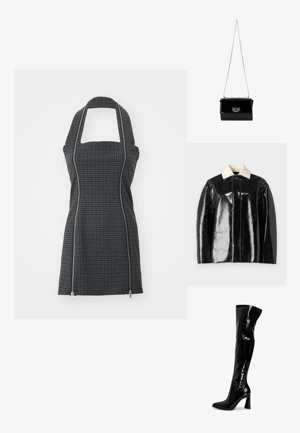 Schwarze glänzende Jacke mit strukturiertem Design, ausgestattet mit einem cremeweißen Kragen und einer Knopfschließe, aus glattem, glänzendem Material gefertigt.; Schürze in Schwarz und Grau mit Muster, Halterneck, quadratischem Ausschnitt, Frontreißverschlussdetails und taillierter Form. Hergestellt aus strukturiertem Stoff.; Schwarze Overknee-Stiefel aus lackiertem Leder mit spitz zulaufender Zehenpartie, quadratischem Blockabsatz und glatter, glänzender Oberfläche. Ohne sichtbare Beschläge.; Schwarz glänzende Handtasche aus Lackleder mit einem goldenen Kettenriemen, rechteckige Form, mit einem Verschluss mit Klappe und einem metallischen Logo-Akzent.