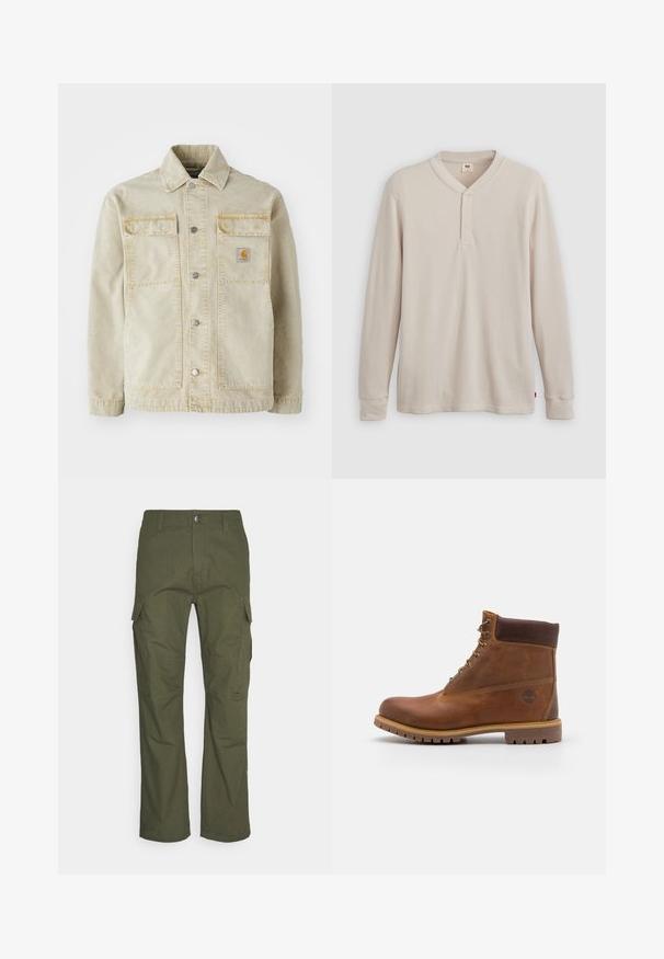 Beige Denimjacke mit Knopfverschluss, zwei Brusttaschen, dezenten Nähten und einem kleinen Logo-Patch auf der linken Tasche.; Langärmliges Henley-Shirt aus leicht beigem Rippstoff mit V-Ausschnitt, Knopfleiste mit drei Knöpfen und angeschnittenen Ärmeln. Roter Logo-Tag am Saum.; Cargo-Hosen in dunkelolivgrün mit mehreren Seitentaschen, geradem Schnitt und einem strapazierfähigen Stoff mit strukturierter Oberfläche.; Braune Lederwanderschuhe mit glatter Oberfläche, gepolstertem Knöchel, Metallösen und einer Gummisohle mit robustem Profil.