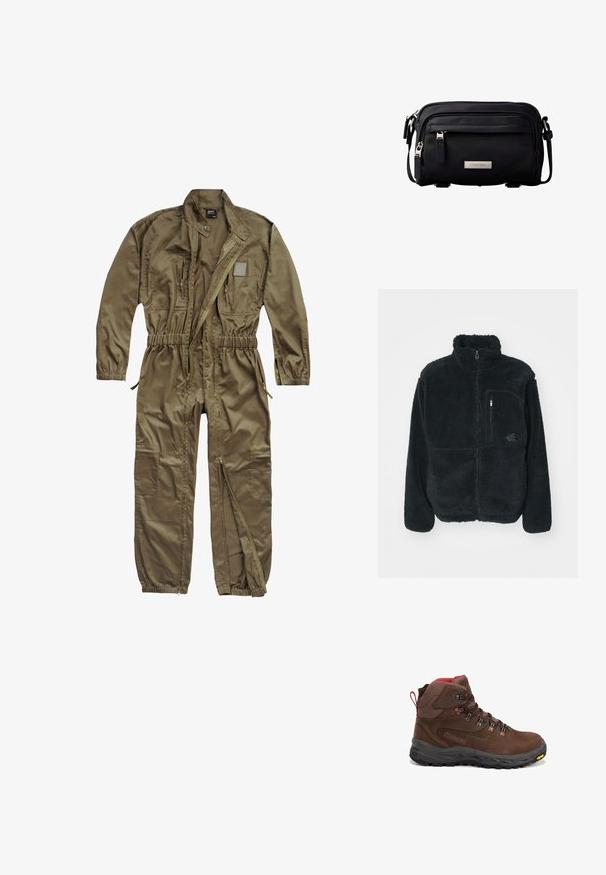 Zwarte fleecejack met hoge kraag, volledige ritssluiting en borstzak. Heeft een gestructureerd, zacht oppervlak en een logo op de zak.; Olijfgroene utility jumpsuit gemaakt van duurzaam materiaal, met een rits aan de voorkant, een elastische tailleband en meerdere zakken op de romp en benen.; Bruine mid-cut wandelschoen met rode accenten, metalen oogjes, een gevoerde kraag, zwarte robuuste zool en Vibram-logo aan de voorrand.; Zwarte Calvin Klein crossbodytas met verstelbare band, twee met rits afsluitbare vakken en metalen merklogo op het voorkantvak.