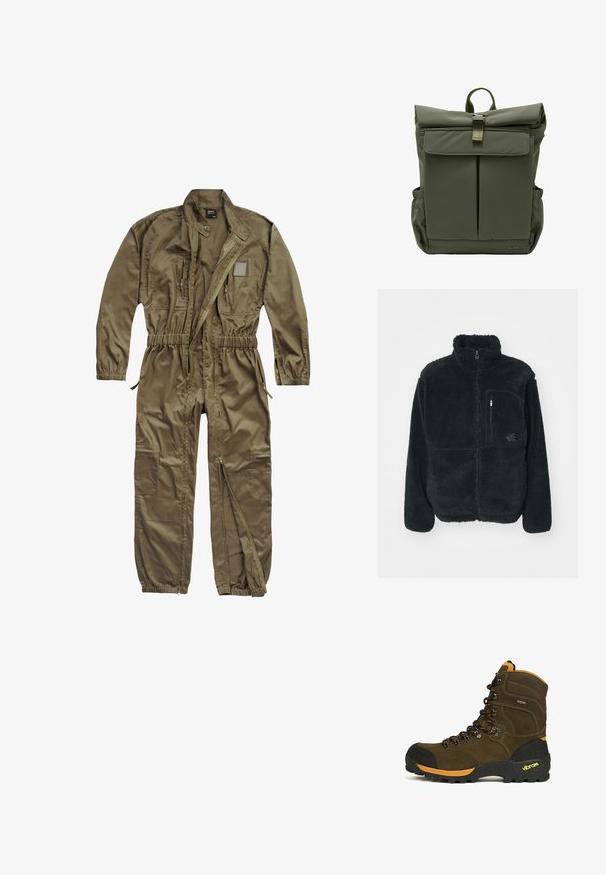 Sort fleecejakke med høj krave, fuld frontlynlås og brystlomme. Har en tekstureret, blød overflade og logo på lommen.; Oliven grøn utility jumpsuit lavet af slidstærkt stof, med lynlåslukning foran, elastisk talje og flere lommer på overkroppen og benene.; Brun højtliggende vandrestøvle med sort tåhætte, orange accenter, robust Vibram-sål og sorte og orange snørebånd.; Olivengrøn rulle-top rygsæk med forflap-lomme, metal spænde lukning, sidelommer og vævet top-håndtag.