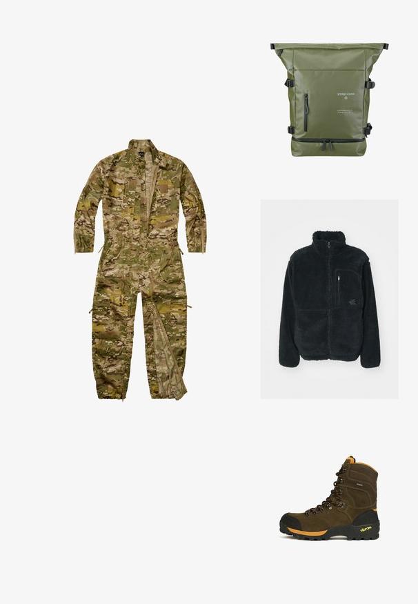 Zwarte fleecejack met hoge kraag, volledige ritssluiting en borstzak. Heeft een gestructureerd, zacht oppervlak en een logo op de zak.; Volledige militaire camouflage-aanpak met lange mouwen, ritssluiting aan de voorkant, meerdere zakken en elastische manchetten bij benen en polsen.; Bruine hoge wandelschoen met zwarte neuskap, oranje accenten, robuuste Vibram-zool en zwart-oranje veters.; Groene roll-top rugzak met een textuur oppervlak, verstelbare schouderbanden, een ritsvak aan de voorkant en logo-details in witte en zwarte accenten.