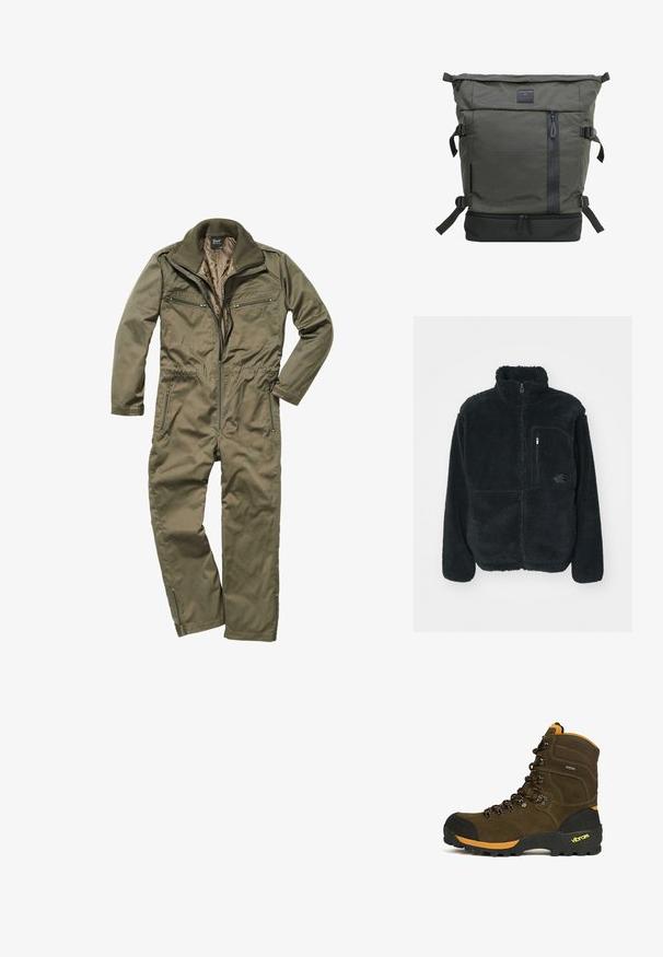 Sort fleecejakke med høj krave, fuld frontlynlås og brystlomme. Har en tekstureret, blød overflade og logo på lommen.; Oliven grønt jumpsuit lavet af holdbart stof, med lynlås foran, ribbet krave og flere lynlåslommer på brystet og siderne.; Brun højtliggende vandrestøvle med sort tåhætte, orange accenter, robust Vibram-sål og sorte og orange snørebånd.; Grøn stof rygsæk med design til rulle-top, lynlås foran lomme, justerbare stropper og en sort bundpanel. Har en struktureret overflade.