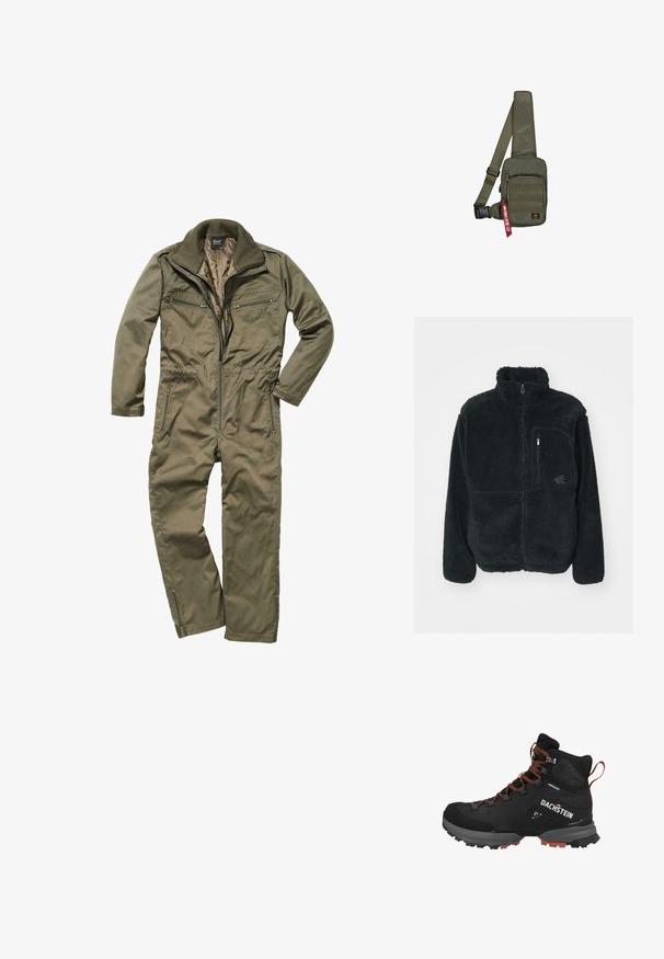 Schwarze Fleecejacke mit hohem Kragen, durchgehendem Reißverschluss und einer Brusttasche. Verfügt über eine strukturierte, weiche Oberfläche und ein Logo auf der Tasche.; Olivgrüner Overall aus strapazierfähigem Material, mit Reißverschluss vorne, geripptem Kragen und mehreren mit Reißverschluss versehenen Taschen auf der Brust und an den Seiten.; Schwarze Wanderstiefel mit wasserdichtem Obermaterial, orangefarbenen Schnürsenkeln, Gummiaußensohle mit Grip-Muster und Branding an der Seite. Mittelhohe Ausführung für zusätzlichen Halt.; Olivgrüne Umhängetasche aus strukturiertem Stoff, mit einer Reißverschlusstasche vorne und einem roten Markenetikett. Verstellbarer Träger für Komfort.