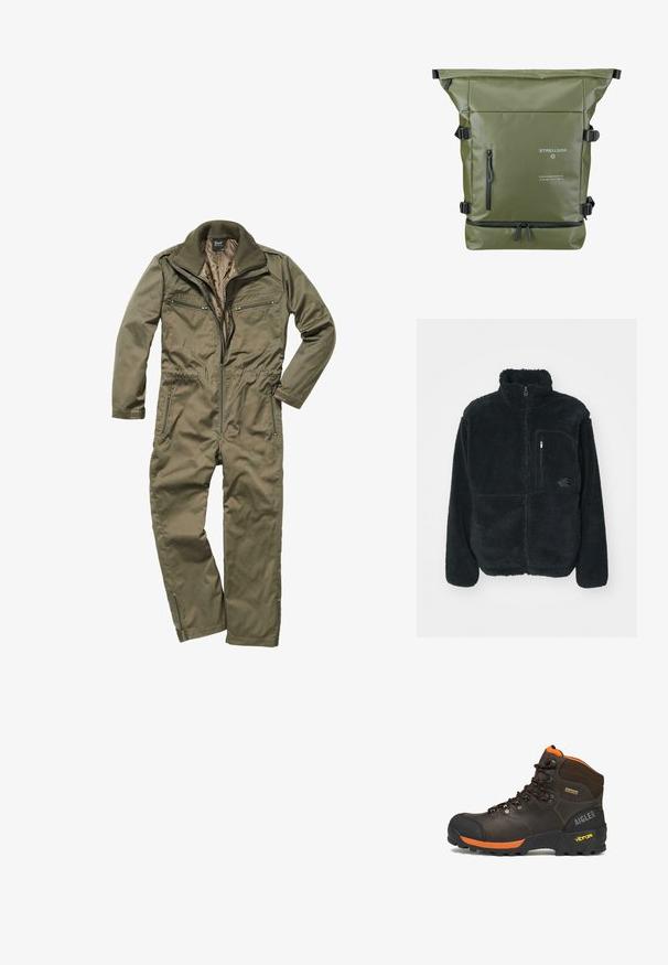 Sort fleecejakke med høj krave, fuld frontlynlås og brystlomme. Har en tekstureret, blød overflade og logo på lommen.; Oliven grønt jumpsuit lavet af holdbart stof, med lynlås foran, ribbet krave og flere lynlåslommer på brystet og siderne.; Brun læder vandrestøvle med sorte og orange accenter, sorte snørebånd, Vibram-sål, Gore-Tex mærkat og Aigle 1853 branding på hælen.; Grøn rulle-top rygsæk med en tekstureret overflade, justerbare stropper, lynlås-lomme foran og logo-detaljer i hvid og sort.