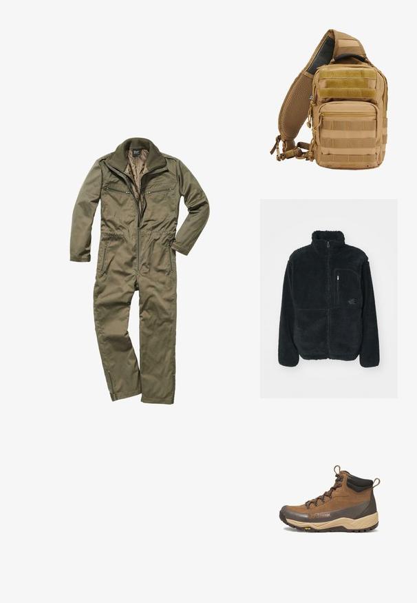 Sort fleecejakke med høj krave, fuld frontlynlås og brystlomme. Har en tekstureret, blød overflade og logo på lommen.; Oliven grønt jumpsuit lavet af holdbart stof, med lynlås foran, ribbet krave og flere lynlåslommer på brystet og siderne.; Brun og beige vandrestøvle i mellem højde med sort polstret krave, Gore-Tex-logo, metaløjer og Vibram-ydersål.; Tan taktisk rygsæk med flere lommer, webbing remme, polstret mesh ryg, lynlåse og forstærkede sømme for holdbarhed.