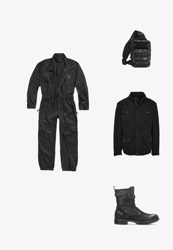 Schwarze Jacke aus Baumwolle mit Reißverschluss- und Druckknopfverschluss, ausgestattet mit zwei Brusttaschen und zwei Seitentaschen, strukturiertem Kragen und Knopfmanschetten.; Brandit BRANDIT HERREN EINSATZKOMBI - Jumpsuit - black; Kazar HEARD - Cowboy-/Bikerstiefelette - black; Kompakte schwarze und graue Camouflage-Taktik-Slingtasche mit mehreren Reißverschlussfächern und verstellbarem, gepolstertem Schultergurt.