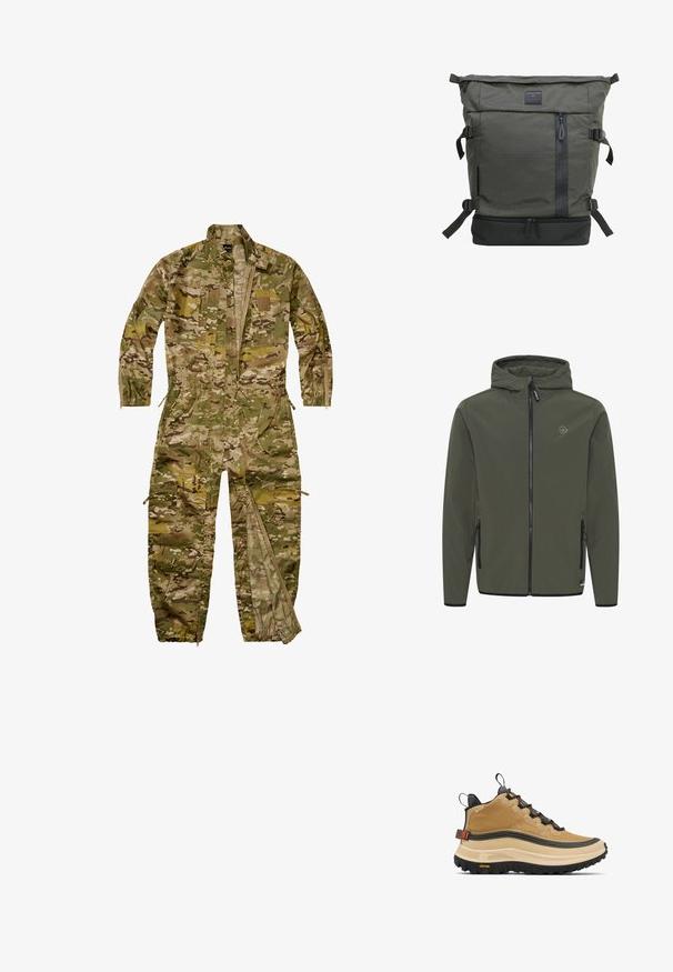 Hættejakke i olivengrøn, lavet af glat stof. Har en frontlynlås, to sidelommer og et lille logo på brystet.; Heldækkende militær-inspireret camouflage-dragtt med lange ærmer, lynlås foran, flere lommer og elastiske manchetter ved ben og håndled.; Tanfarvet højt snøresko med tekstureret finish, markant sort ydersål og orange accenter. Har snøresystem og polstret krave for støtte.; Grøn stof rygsæk med design til rulle-top, lynlås foran lomme, justerbare stropper og en sort bundpanel. Har en struktureret overflade.